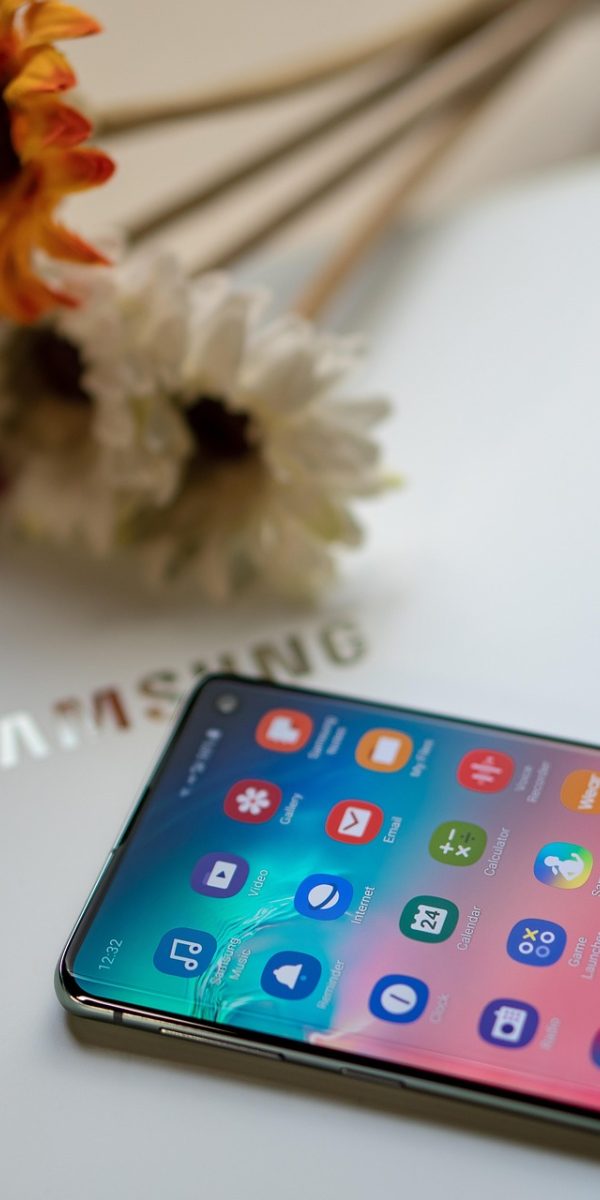 私服传奇 App 主界面竖屏截图，深色背景上排列着若干服务器条目卡片，顶部是搜索框与筛选标签，整体氛围安静克制